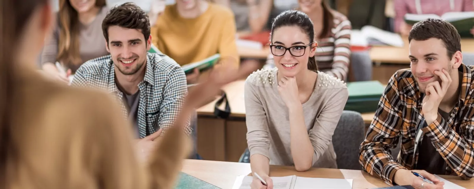Was ist Wirtschaftsrecht? | Definition, Studium, Job-Alltag