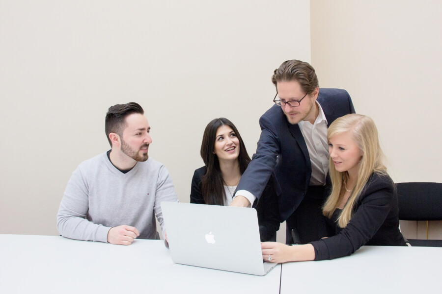 Dialog zwischen Lehrenden und Studierenden anstatt Monolog Dialog zwischen Lehrenden und Studierenden anstatt Monolog