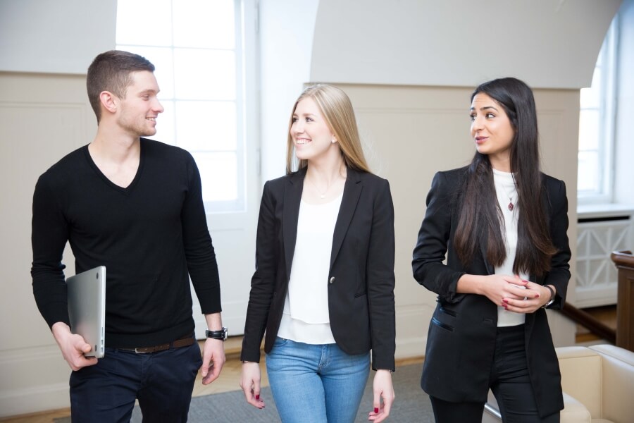 Praxis- und Projektarbeiten fördern den Austausch Praxis- und Projektarbeiten fördern den Austausch