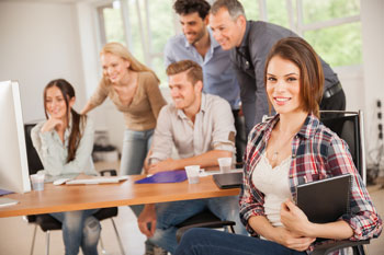 Gruppe Erwachsener betrachtet einen Bildschirm