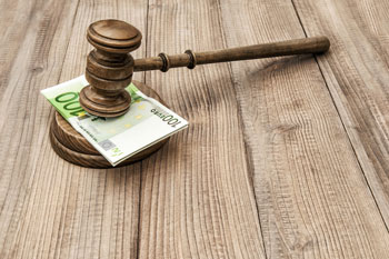 Einhundert-Euro Scheine unter einem Gerichtshammer